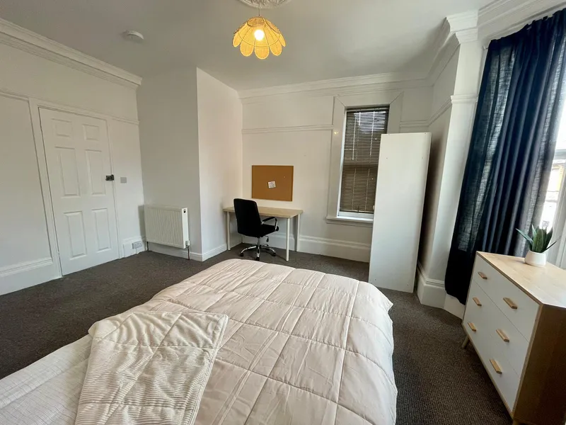 High Street // 4 Bed House // Aug 2026 - Thumbnail 8